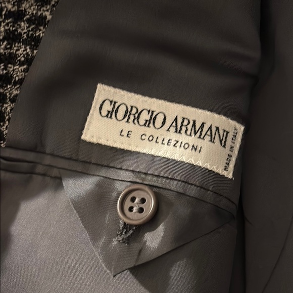 Giorgio Armani Classic Black and White Houndstooth Blazer - Picture 2 of 9